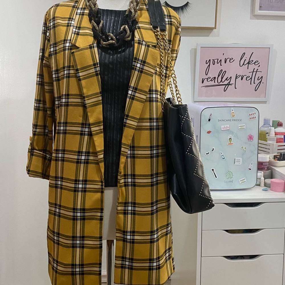 Such a cute stripped mustard colored blazer with a fun 90s Clueless vibe to it